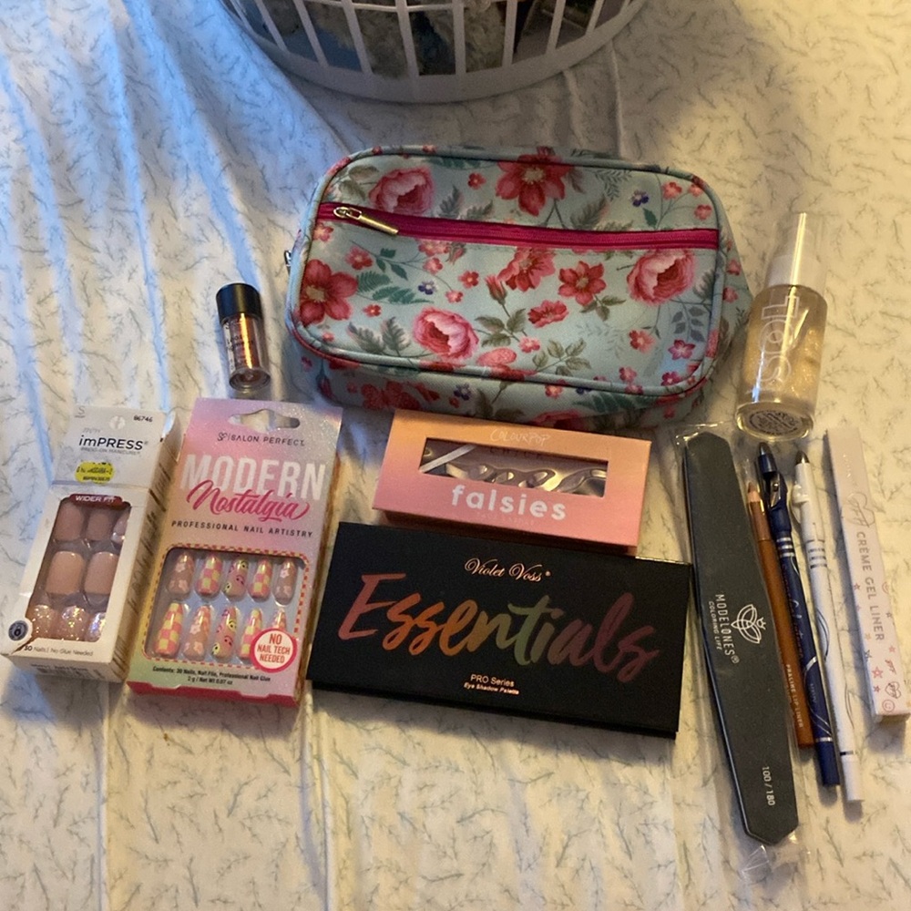 Make up with make up bag lot